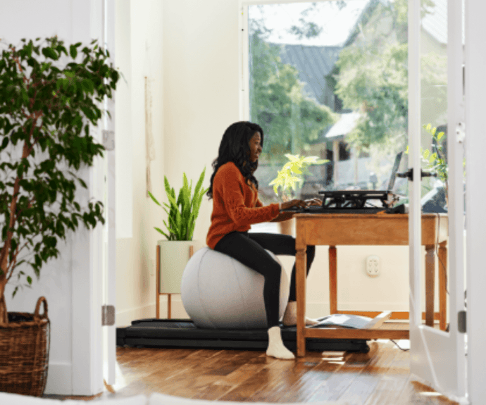 5 Benefits of A Yoga Ball Office Chair While You Work